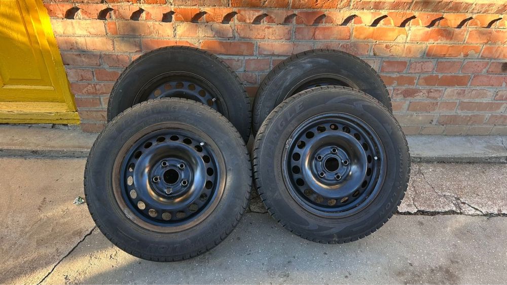 Продам зимові шини 195/65 R15 з дисками та ковпаками.