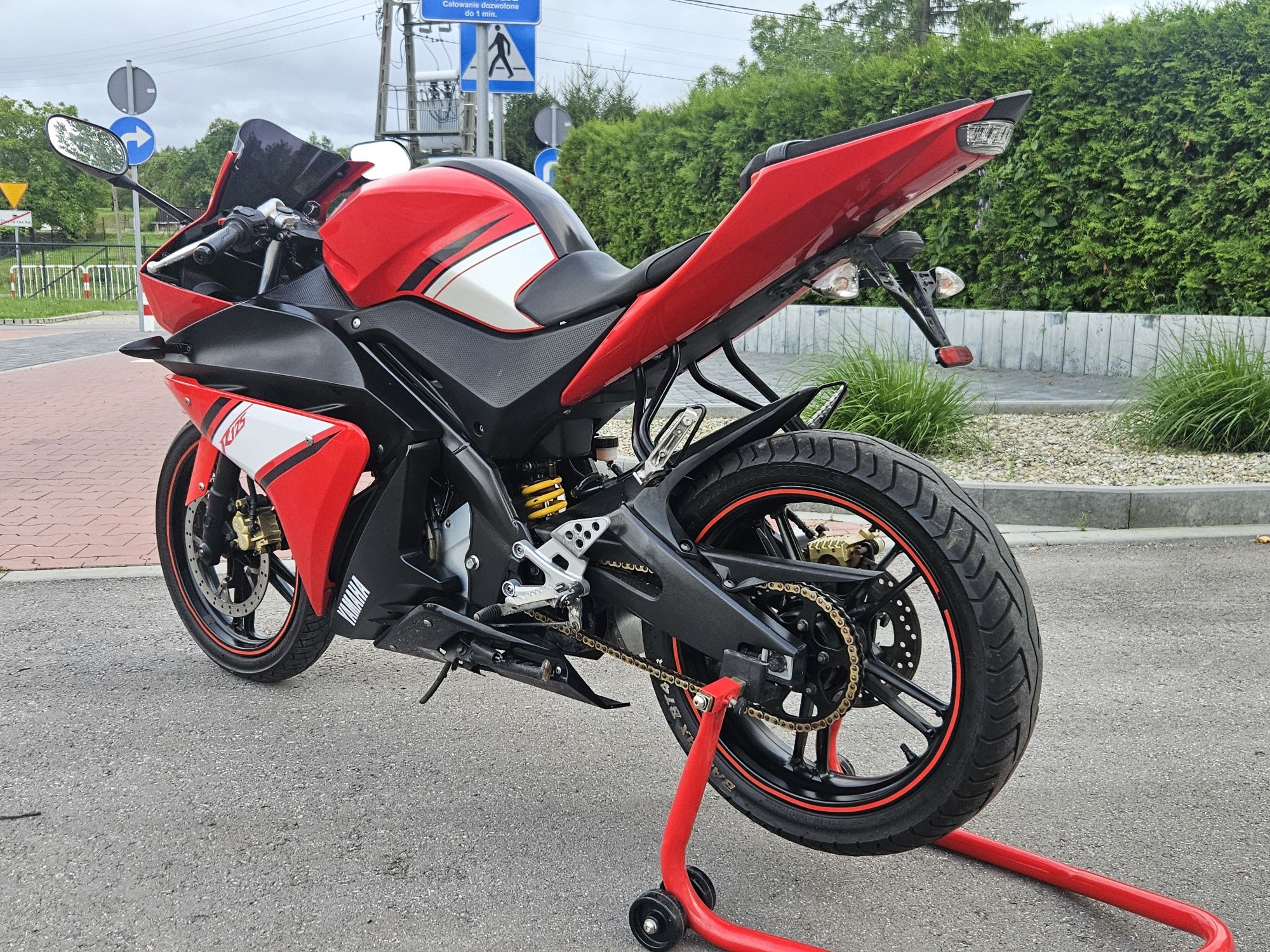 Yamaha yzf-r125 R125 ZADBANA czerwona niski przebieg