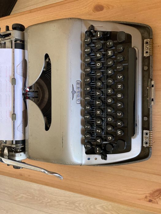 Máquina de Escrever ***
Marca Adler