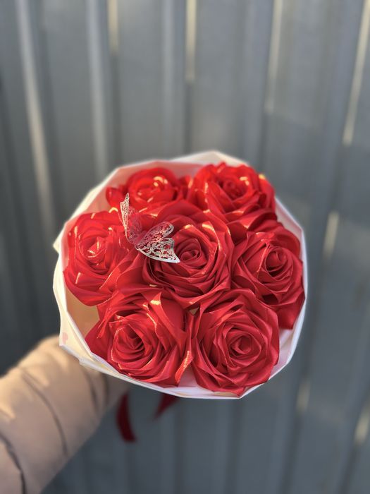 Сододкі подарунки , квіти з атласної трічки