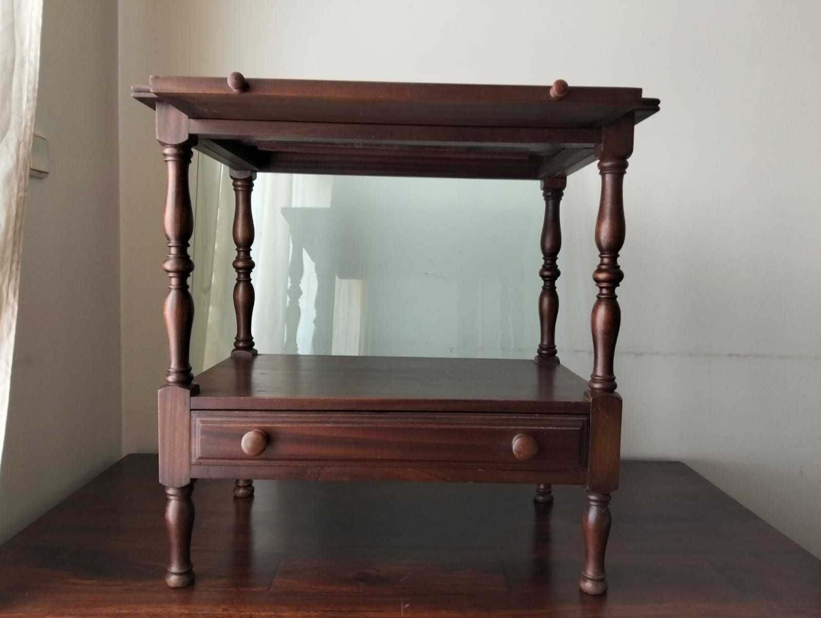 Mesa em mogno com prateleira