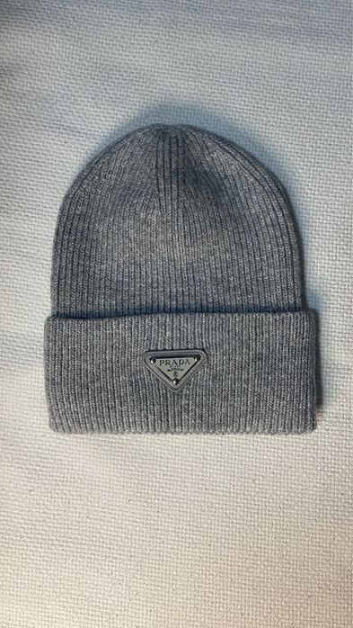 Gorro Prada Cinza