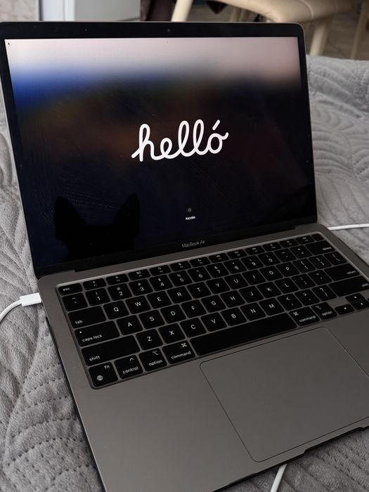 MacBook Air M1 (2020) 16 ГБ / 256 ГБ, чудовий стан!