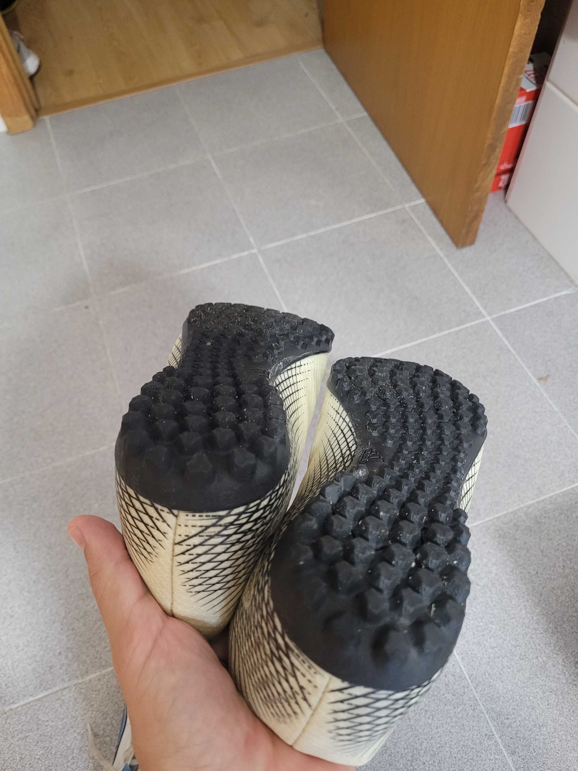 Chuteiras Adidas, numero 44, com pouco uso.