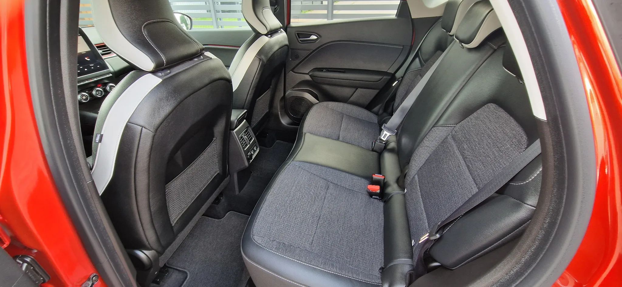 Renault Captur 1.6 E-tech Hybrid Stan Nowy