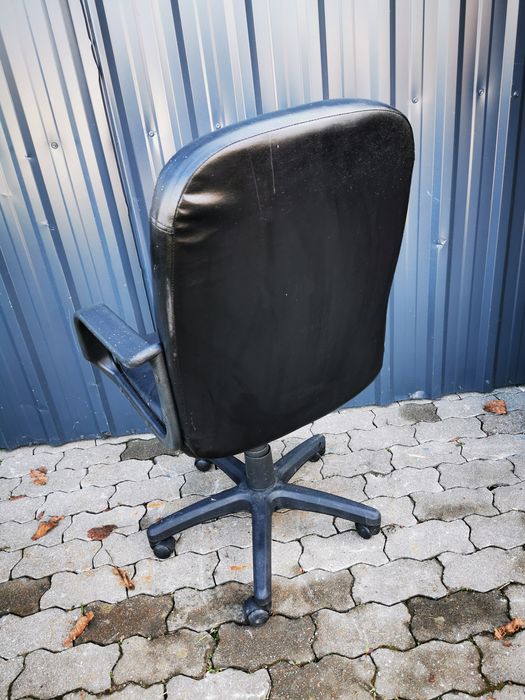 Fotel obrotowy biurowy skórzany na kółkach z Niemiec