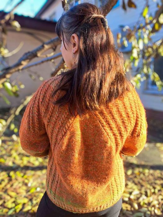 Жіночий в'язаний джемпер