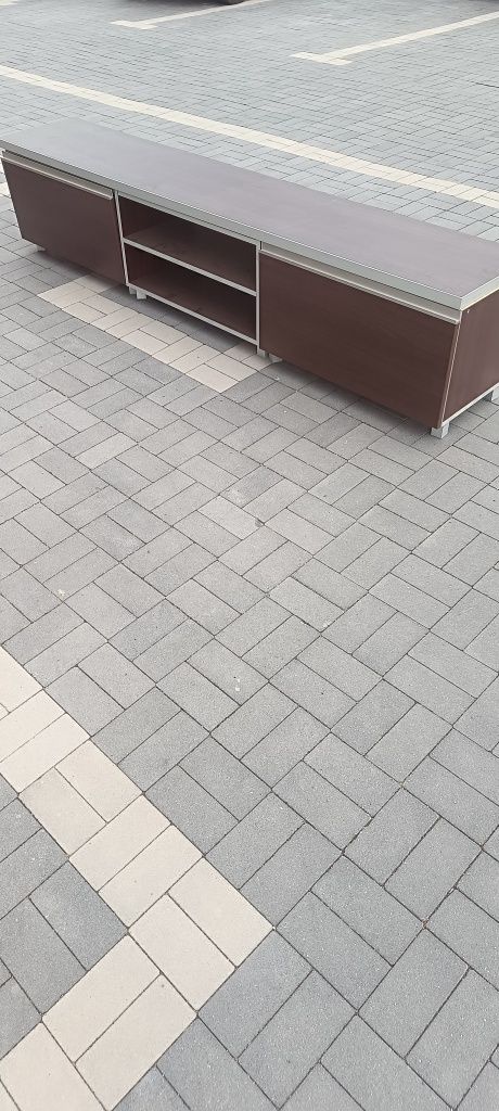 Niska komoda może służyć pod TV