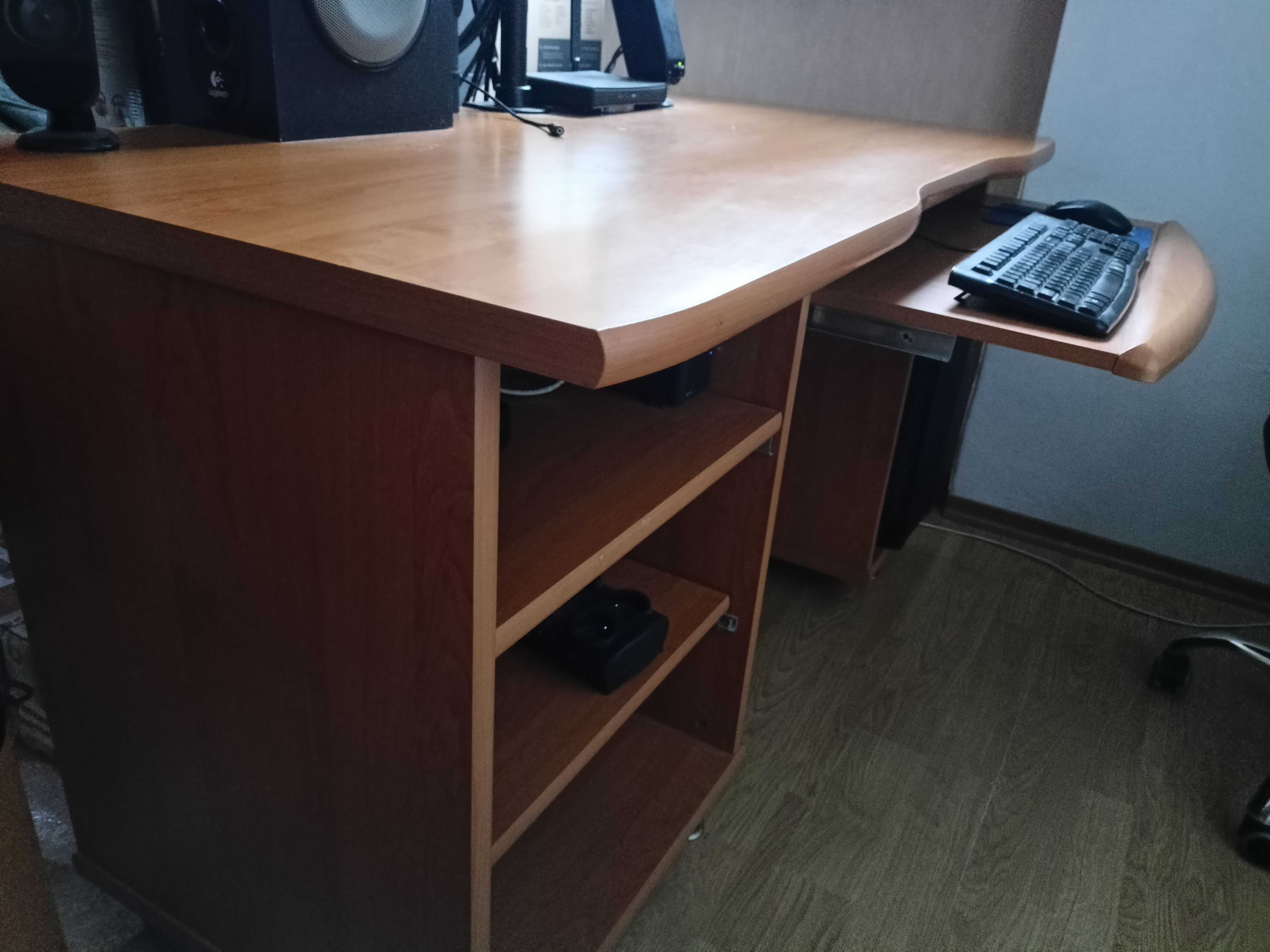 Biurko komputerowe w bardzo dobrym stanie 137x67x76