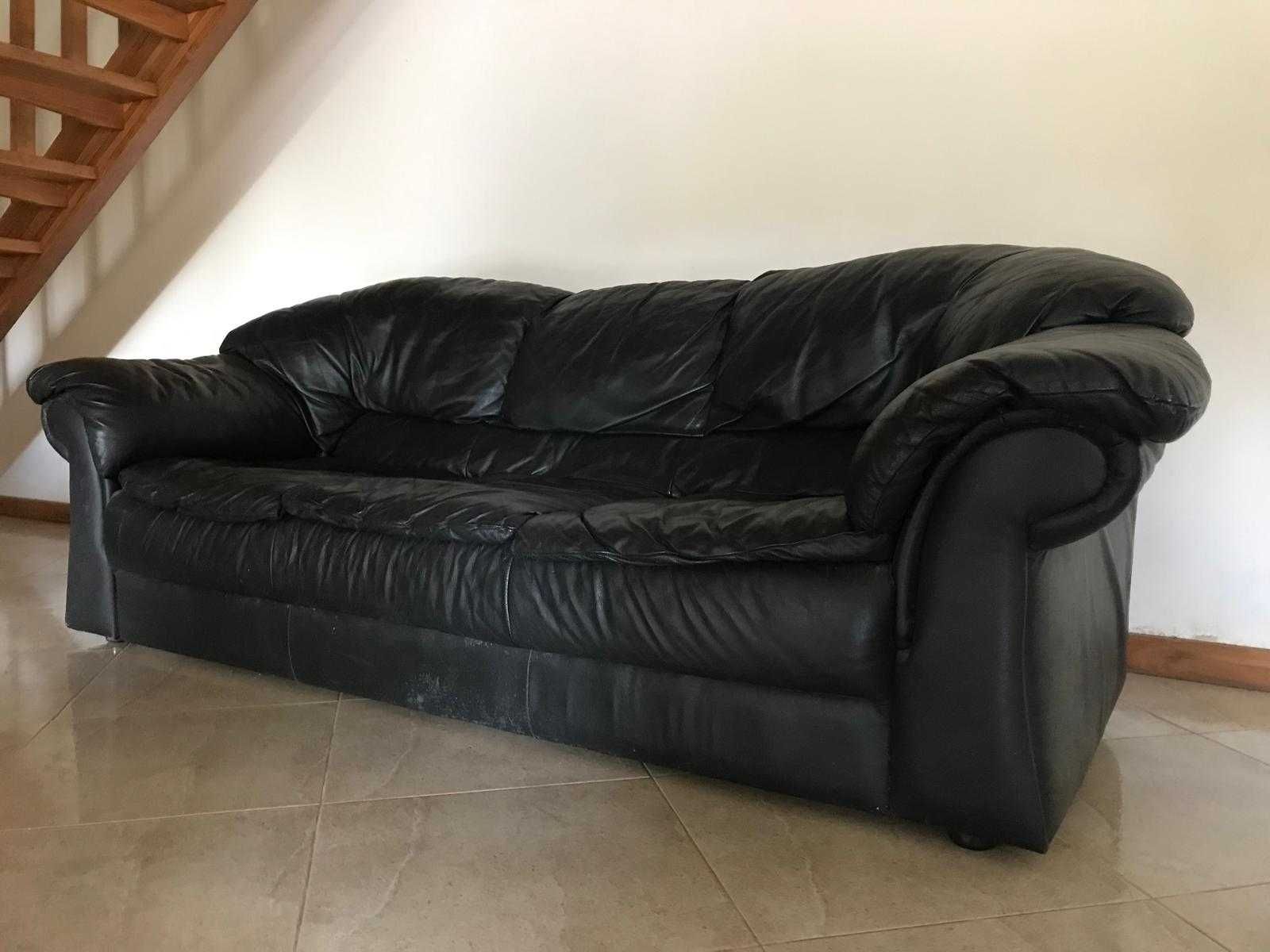 Sofá em couro preto (com sinais de uso)