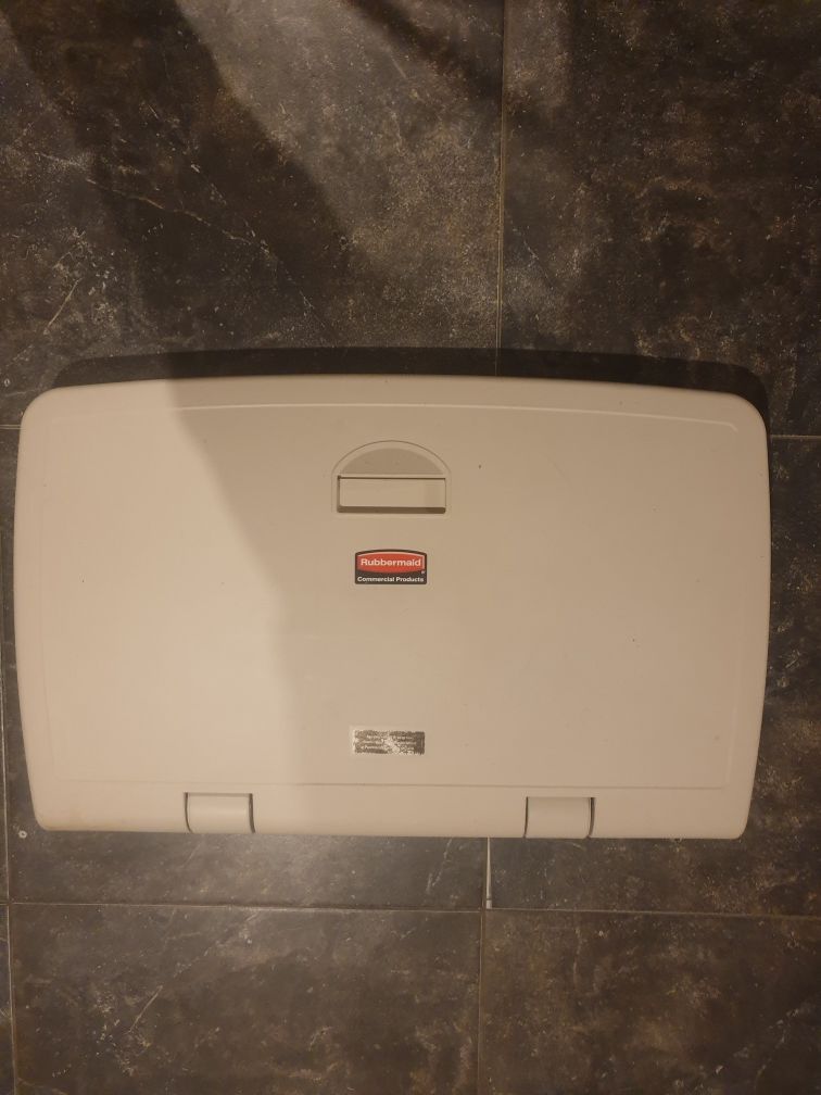 Fraldário Rubbermaid