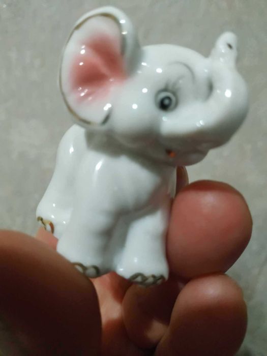 Слоненок-фарфоровая статуэтка-без повреждений
