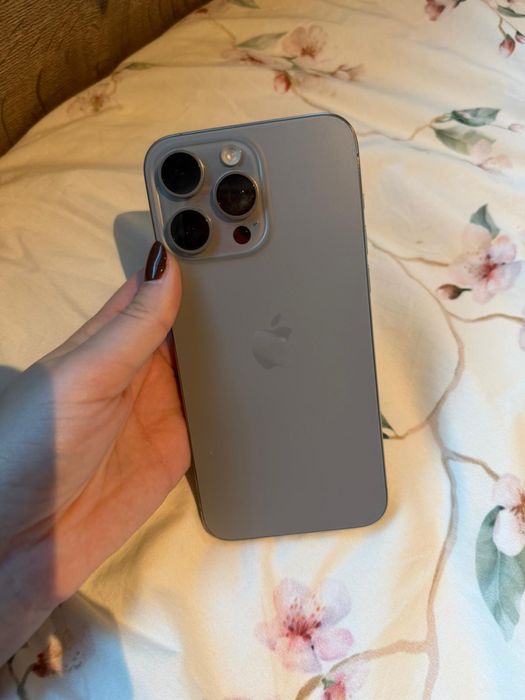 Iphone 15 Pro Max em Cinza - 256 GB