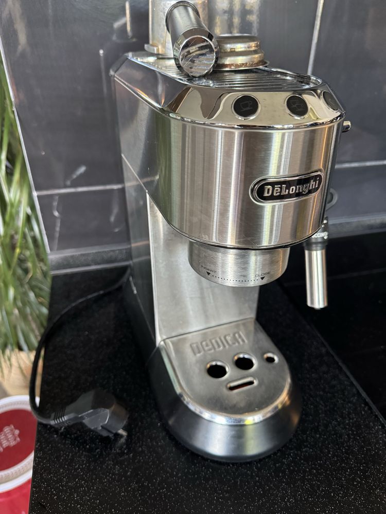 Ekspres do kawy cisnieniowy DeLonghi Dedica Style