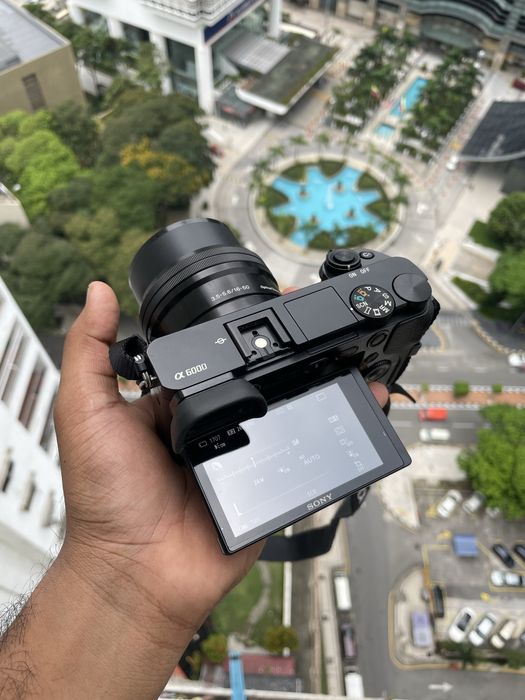 Sony a6000 WiFi/24mp com lente 16-50mm e bolsa