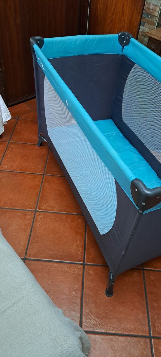 Vendo uma cama de viagem e um voadores para crianças
