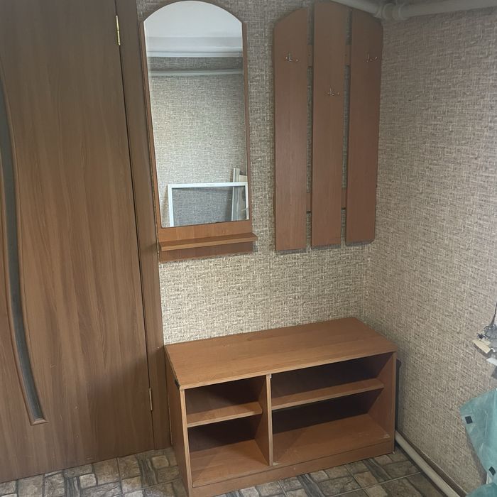 Прихожа, вішалкадля курток  із зеркалом