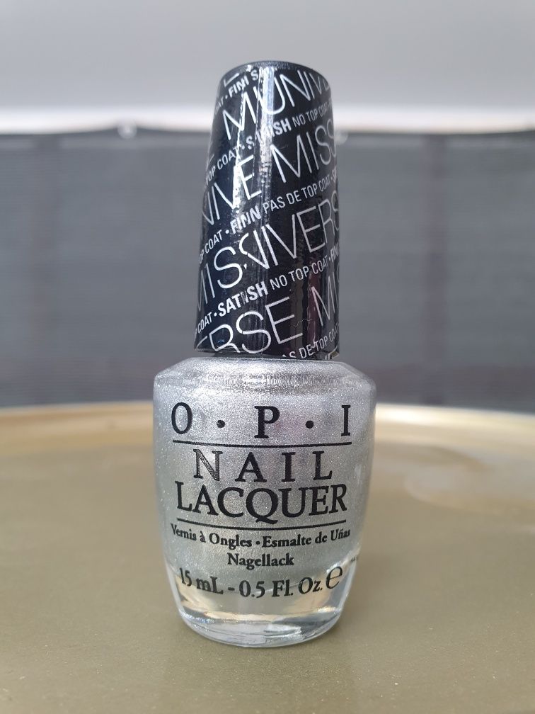 OPI srebrny lakier do paznokci This Gown Needs a Crown