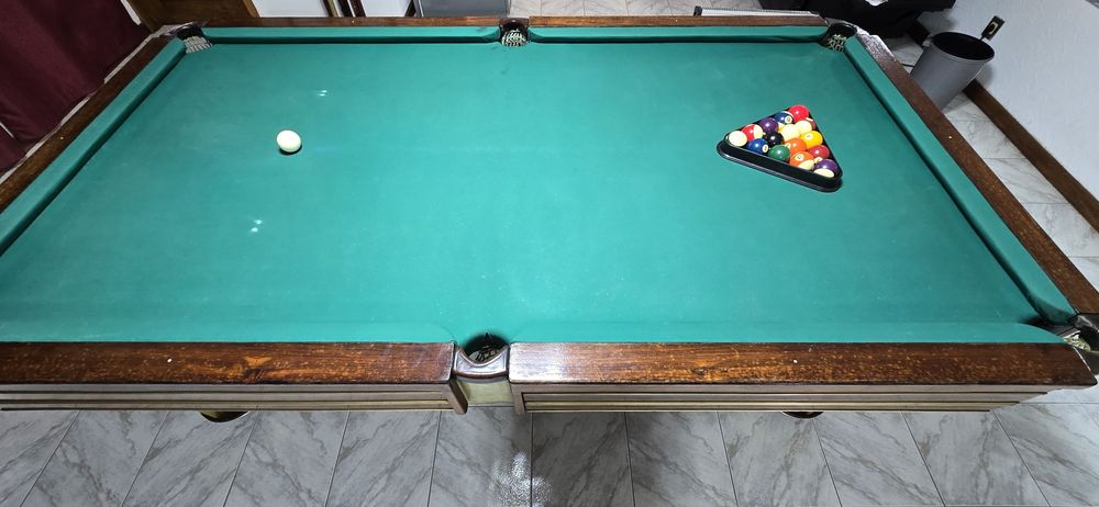 Mesa de bilhar com 2 jogos de bolas + 8 tacos + tasqueiro + triângulo