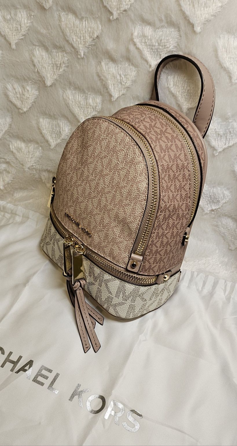 Sprzedam Piękny Nowy plecaczek Mini rhea firmy Michael Kors 

Plecacze