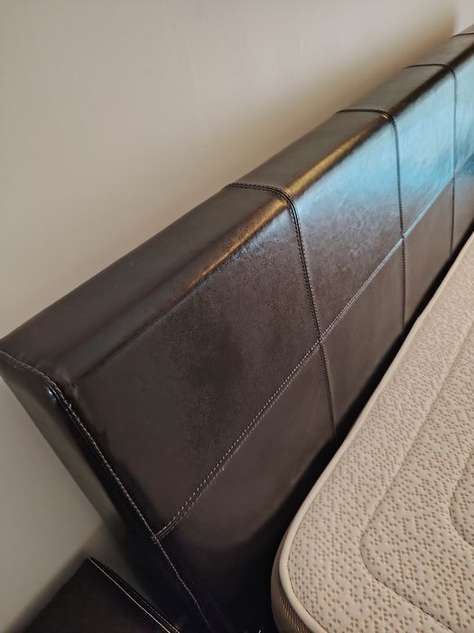 Cama casal 160x200 em pele + 2 mesinhas cabeceira