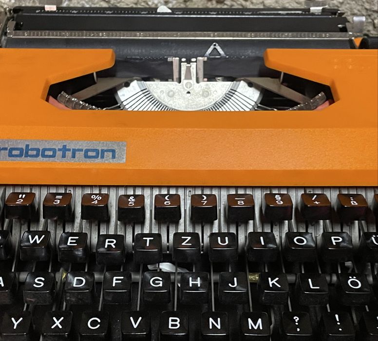 CELLA Robotrom stara maszyna do pisania walizkowa przenośna 7 DDR