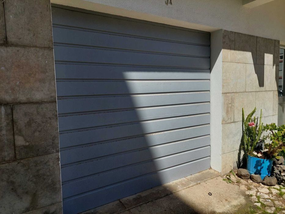Garagem espaçosa com portão automático e EV – Linda-a-Velha (32 m²)