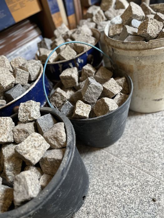 Pedra Paralelo Calçada Azul e Amarela 6/7