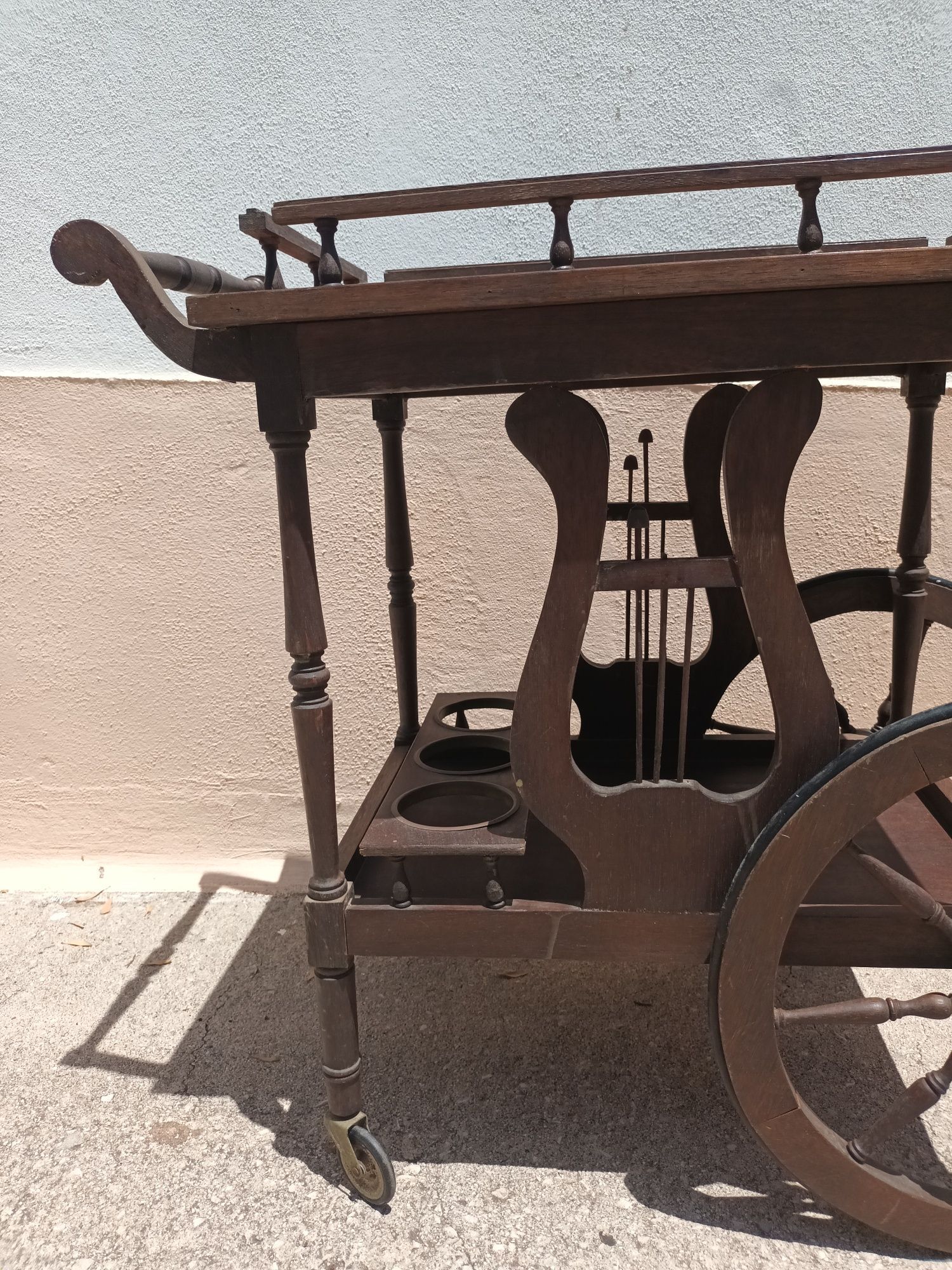 Carinho de madeira.