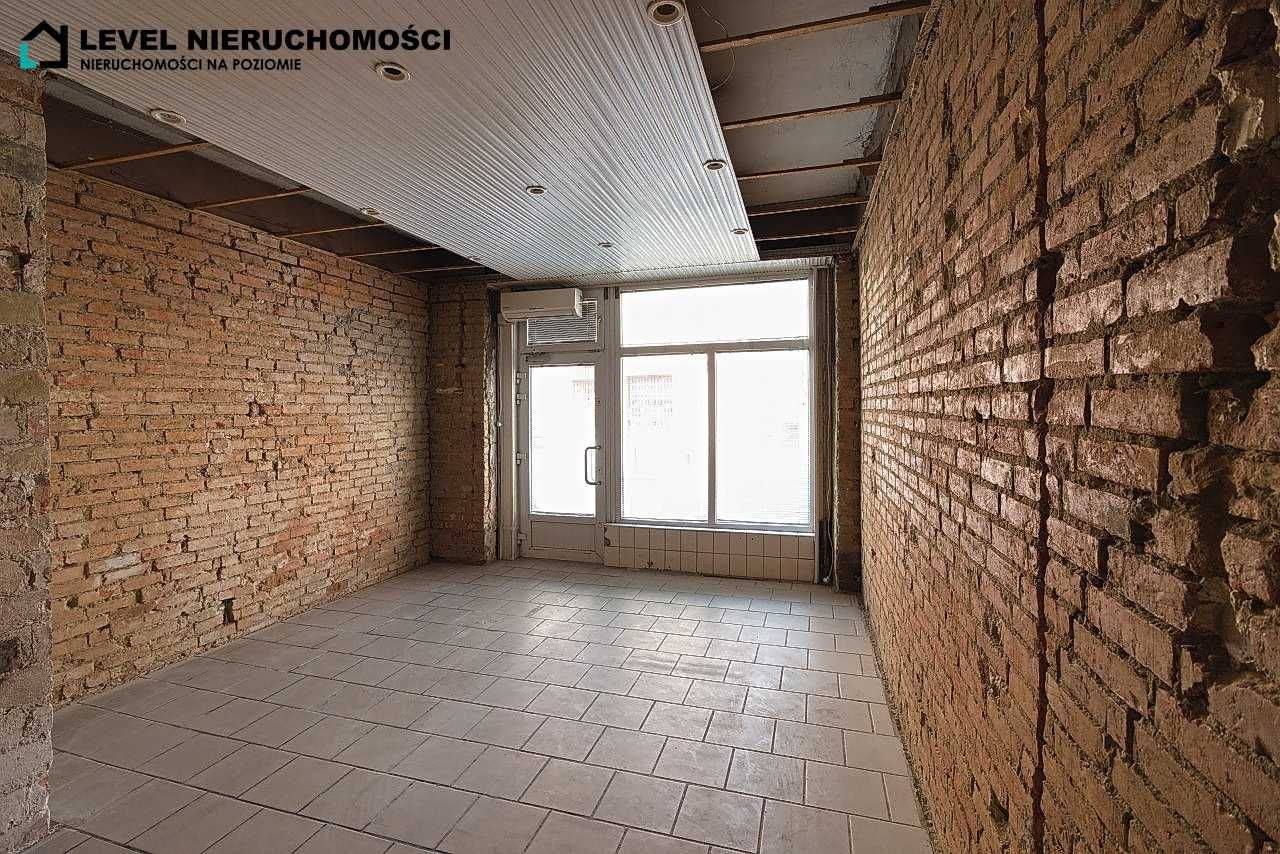 Lokal z witryną na parterze.