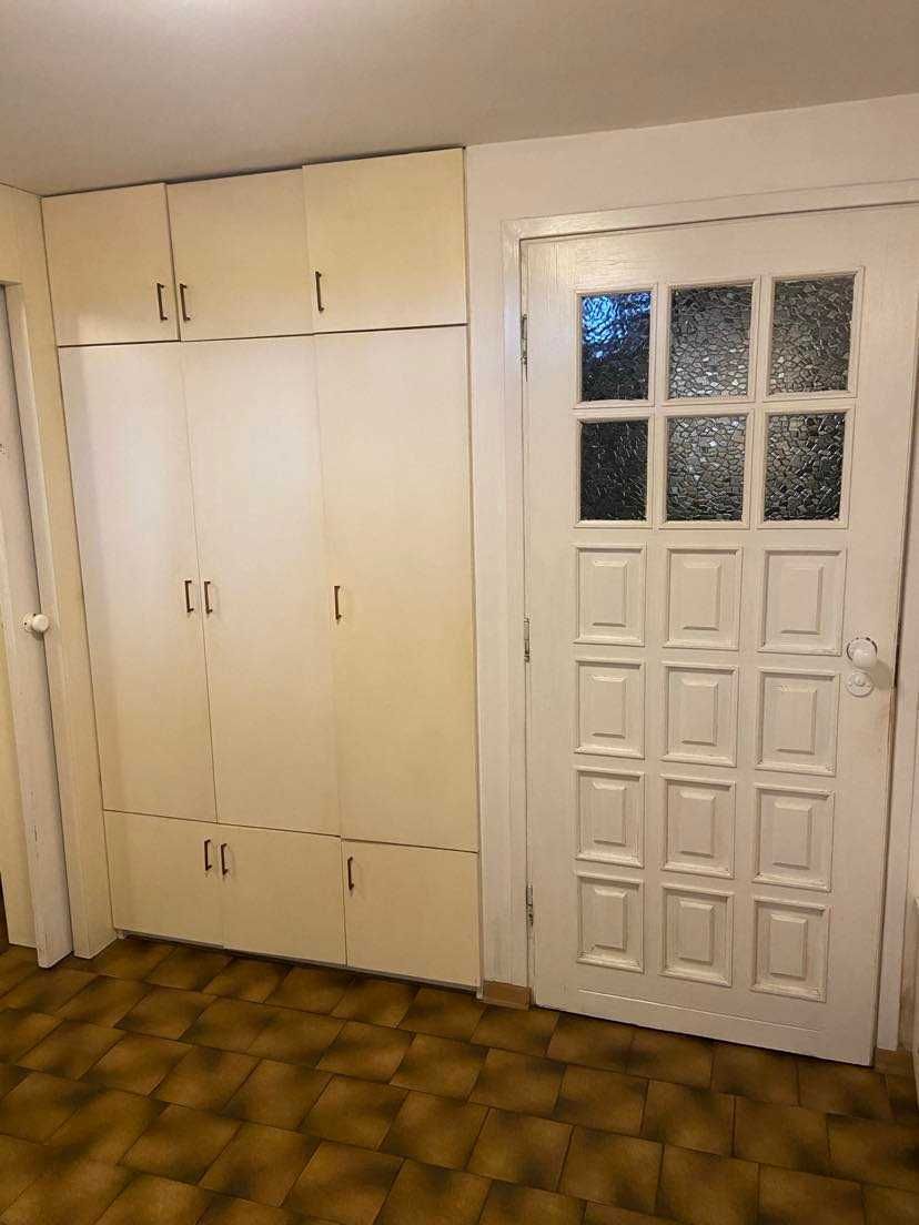 Elementy wystroju przedpokoju- meble, lustra, drzwi.