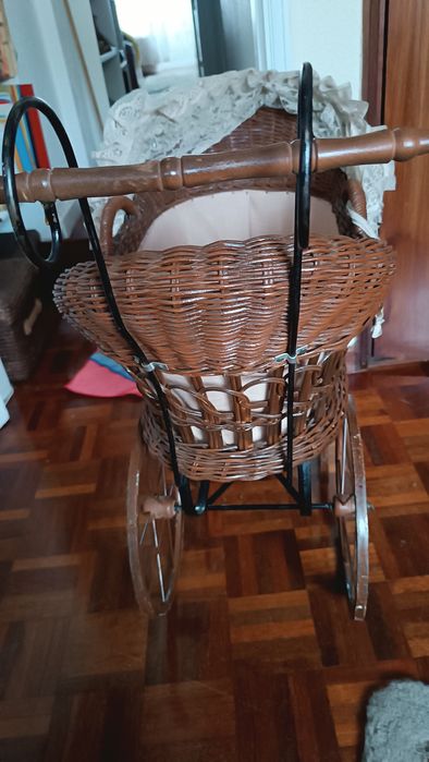 Carrinho de bonecas antigo em verga e metal