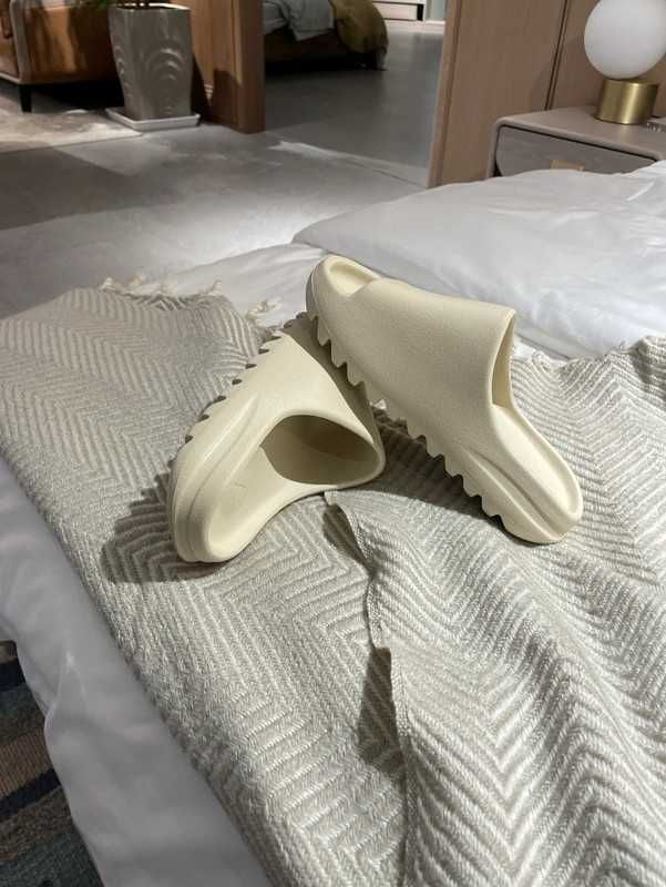 YeezyBoostSlideUnisextrampkiBone.41