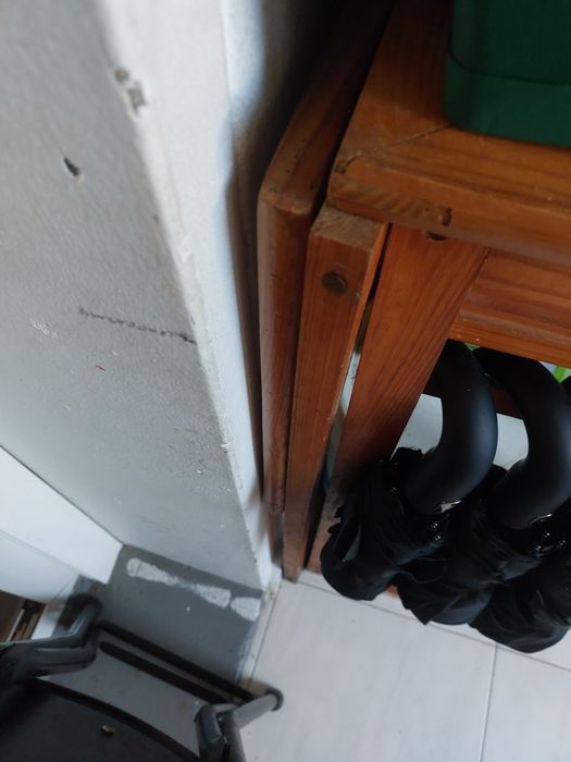 Mesa pequena com algumas marcas de uso