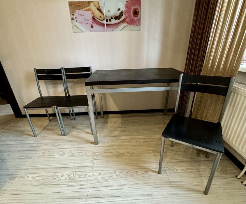 Стіл і 3 стільця