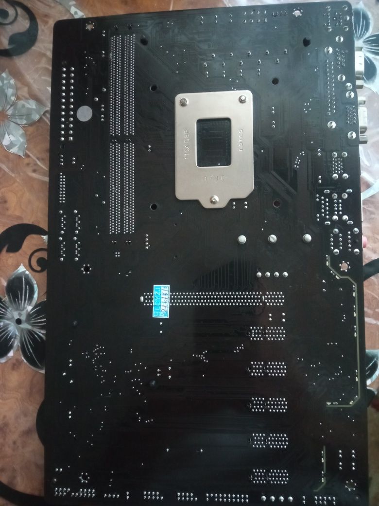 Материнська плата GIGABYTE