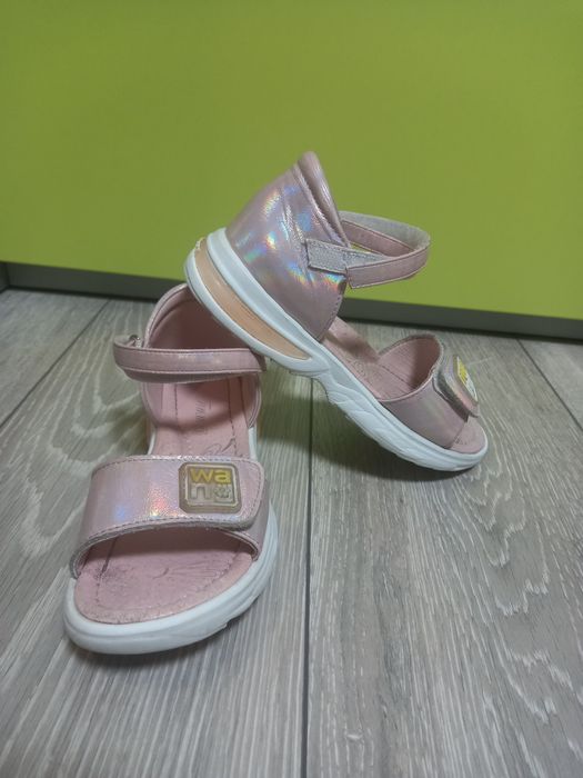 Босоніжки, сандалі