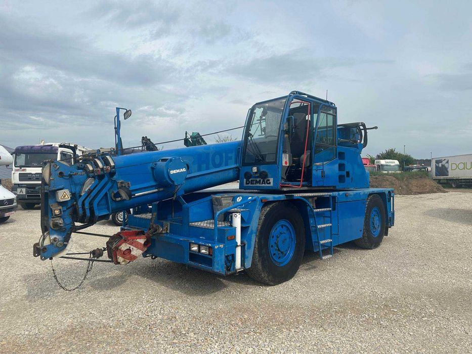 Żuraw  ,Dźwig- wodowanie łodzi -usługi dżwigowe wynajem podnosnik