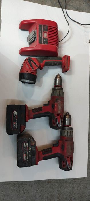 Zestaw 2 wiertarek ,latarka Milwaukee M 28 ,4 aku i ladowarka