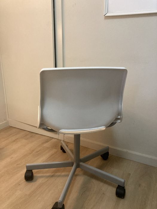 Cadeira branca escritório com rodinhas IKEA