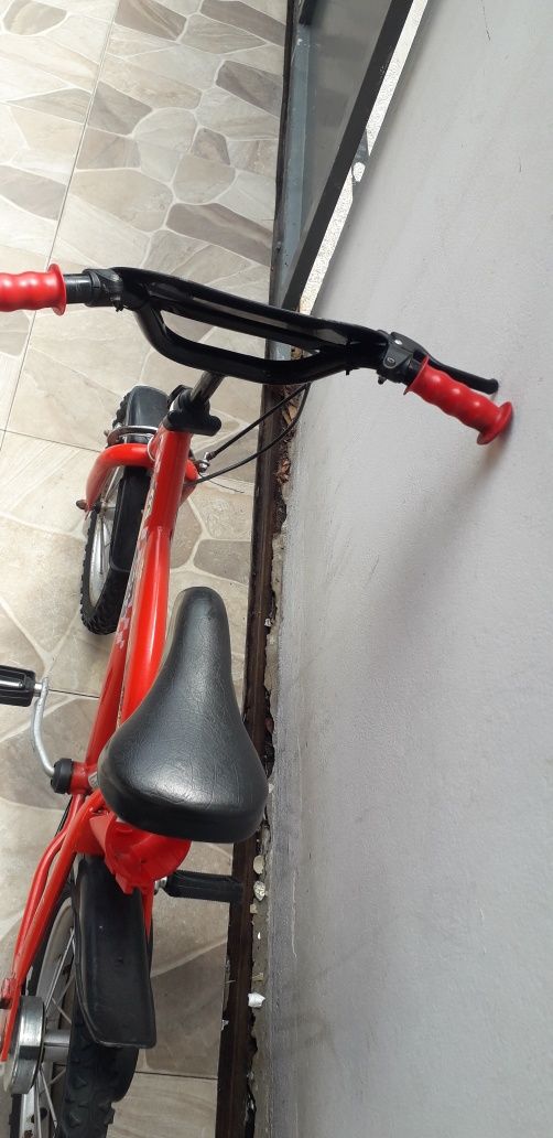 Bicicleta Infantil Aro 12 - Tema Lightning McQueen (Carros) - 30€
Dito