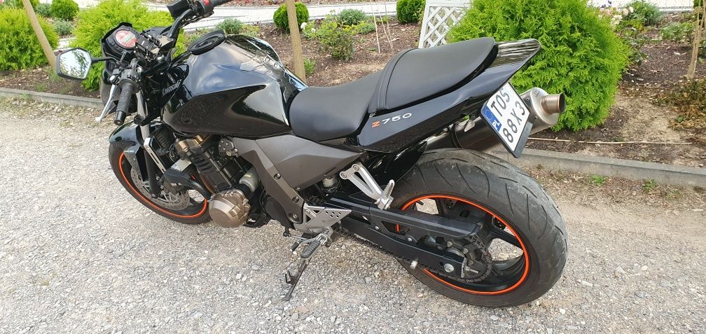 Kawasaki z750.  04 rok