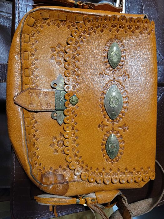 Stara skórzana torebka w stylu góralskim