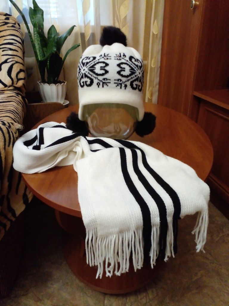 Продам комплект зимняя шапка и шарф.