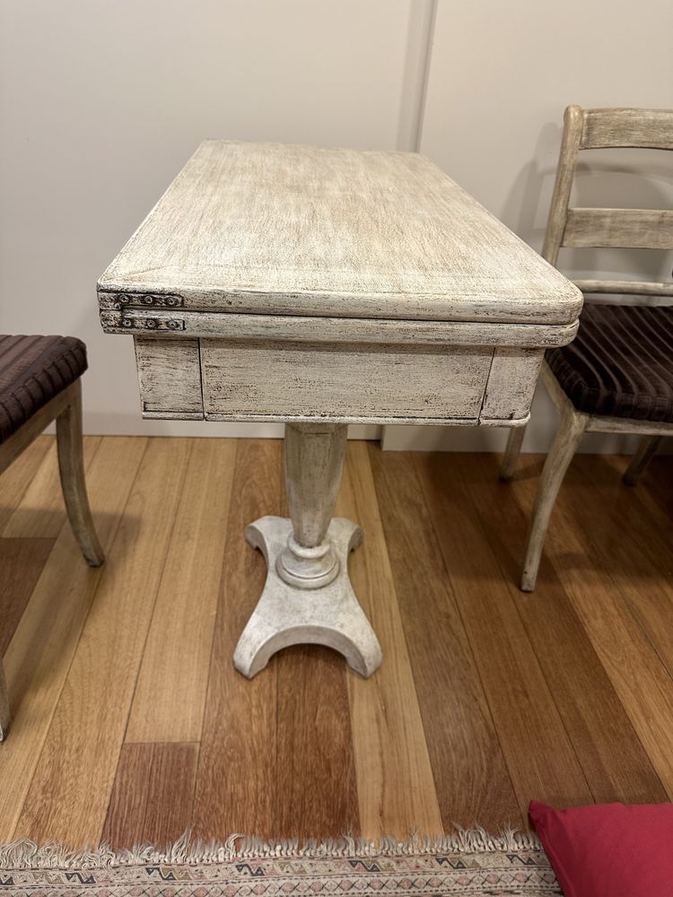 Mesa de jogo + 2 cadeiras em mogno pintado