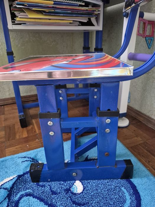 Продам стол и стул для младших классов