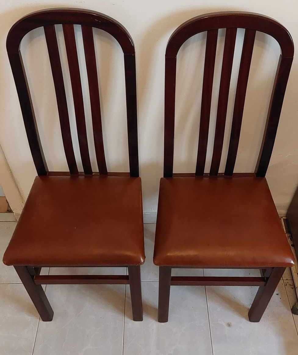 Vende-se Duas Cadeiras Madeira