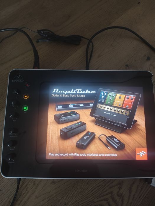 Behringer is202 + fcb 1010 + IPad