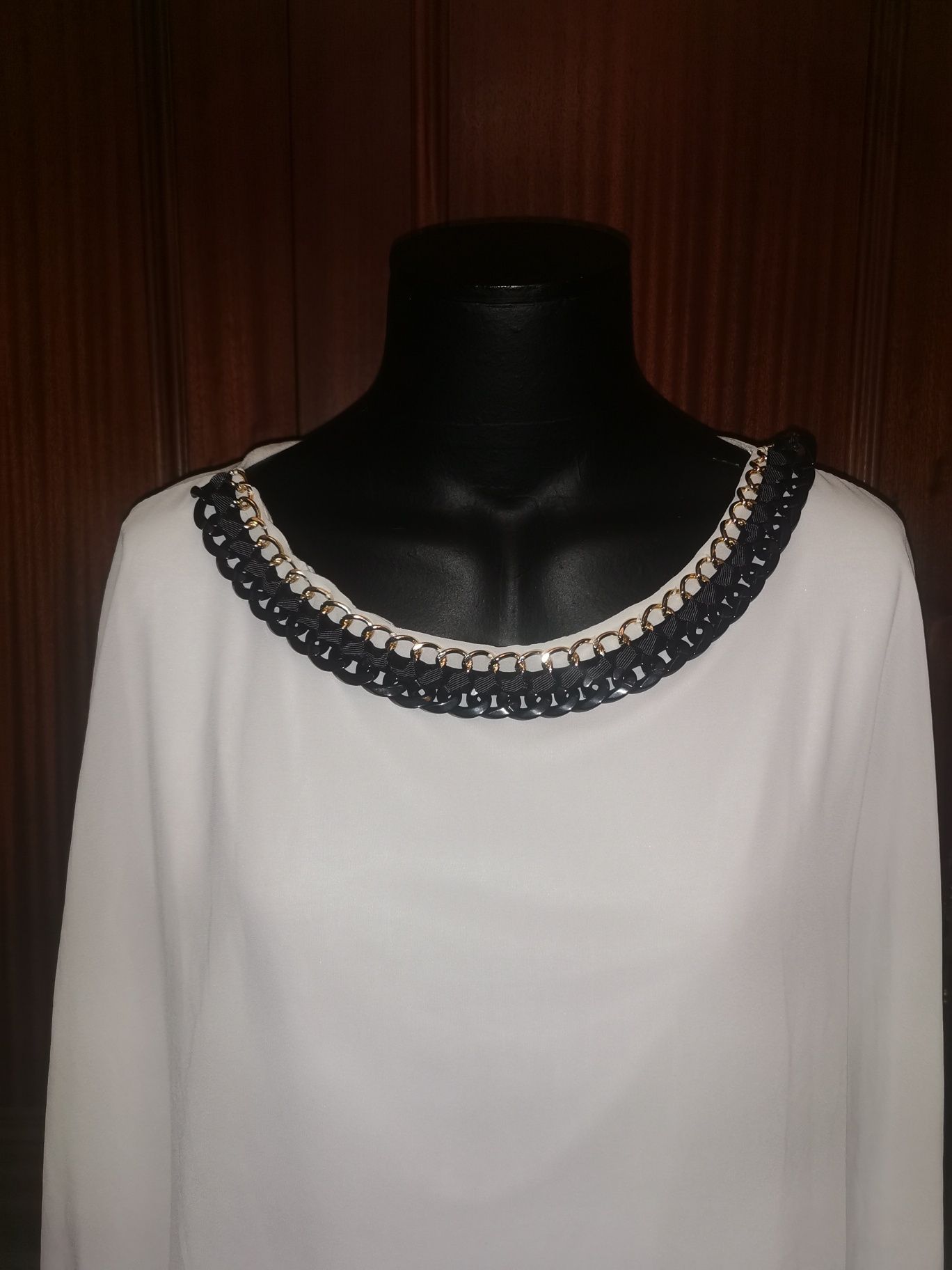 Blusa branca com corrente preta nova