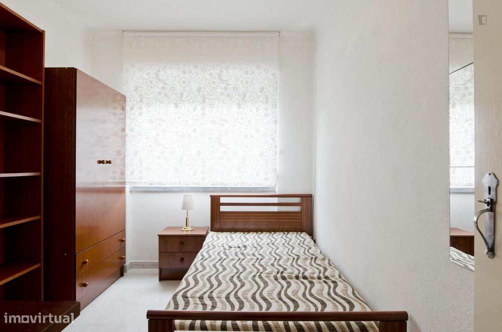 925 - Quarto para alugar a rapariga em...